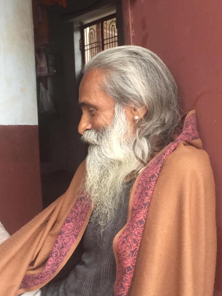 Guru ji Hari Das Tyagi rinunciante dell’ordine dei Ramanandi, mentre ci da degli insegnamenti nella sua casa tempio a Varanasi.